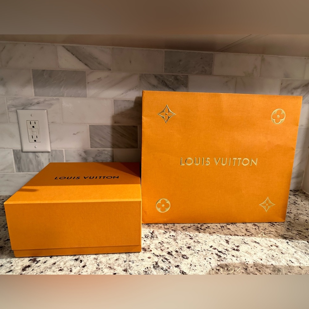 AUTHENTIC Louis Vuitton 2 piece: orange box and shopping bag